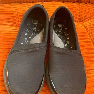 Bzees arch support lightweight shoes